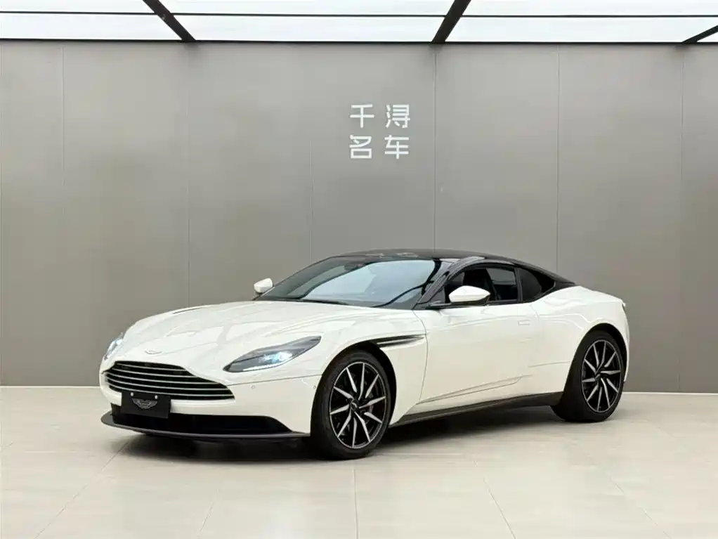 Фото 1 - Aston Martin DB11