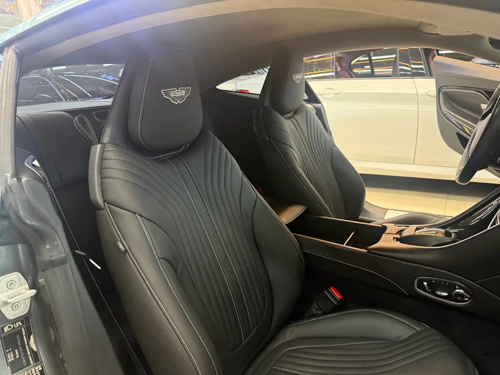 Фото 9 - Aston Martin DB11