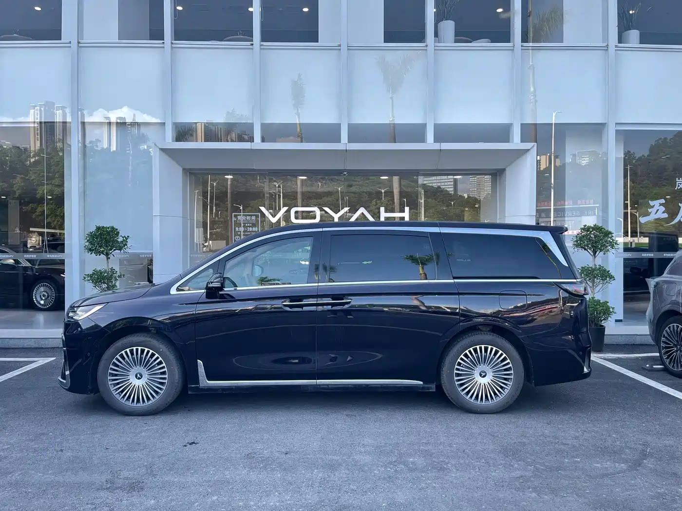 Voyah Auto Voyah Dreamer 2025 PHEV AWD Flagship Kunpeng Edition фото 8