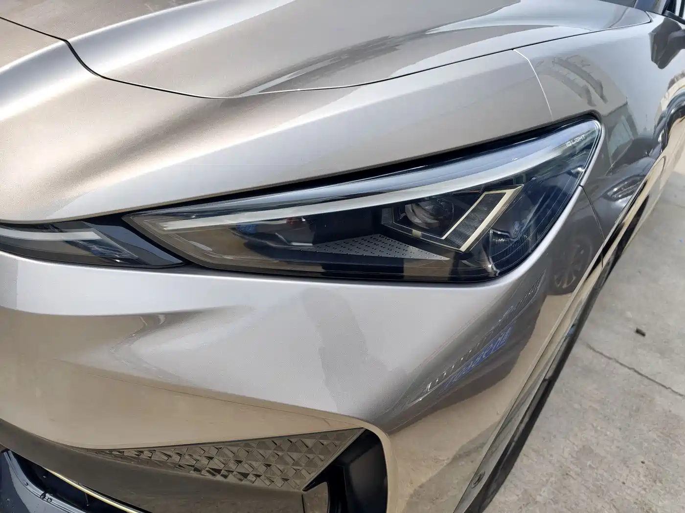 VOLKSWAGEN WITH THE CROWD 06