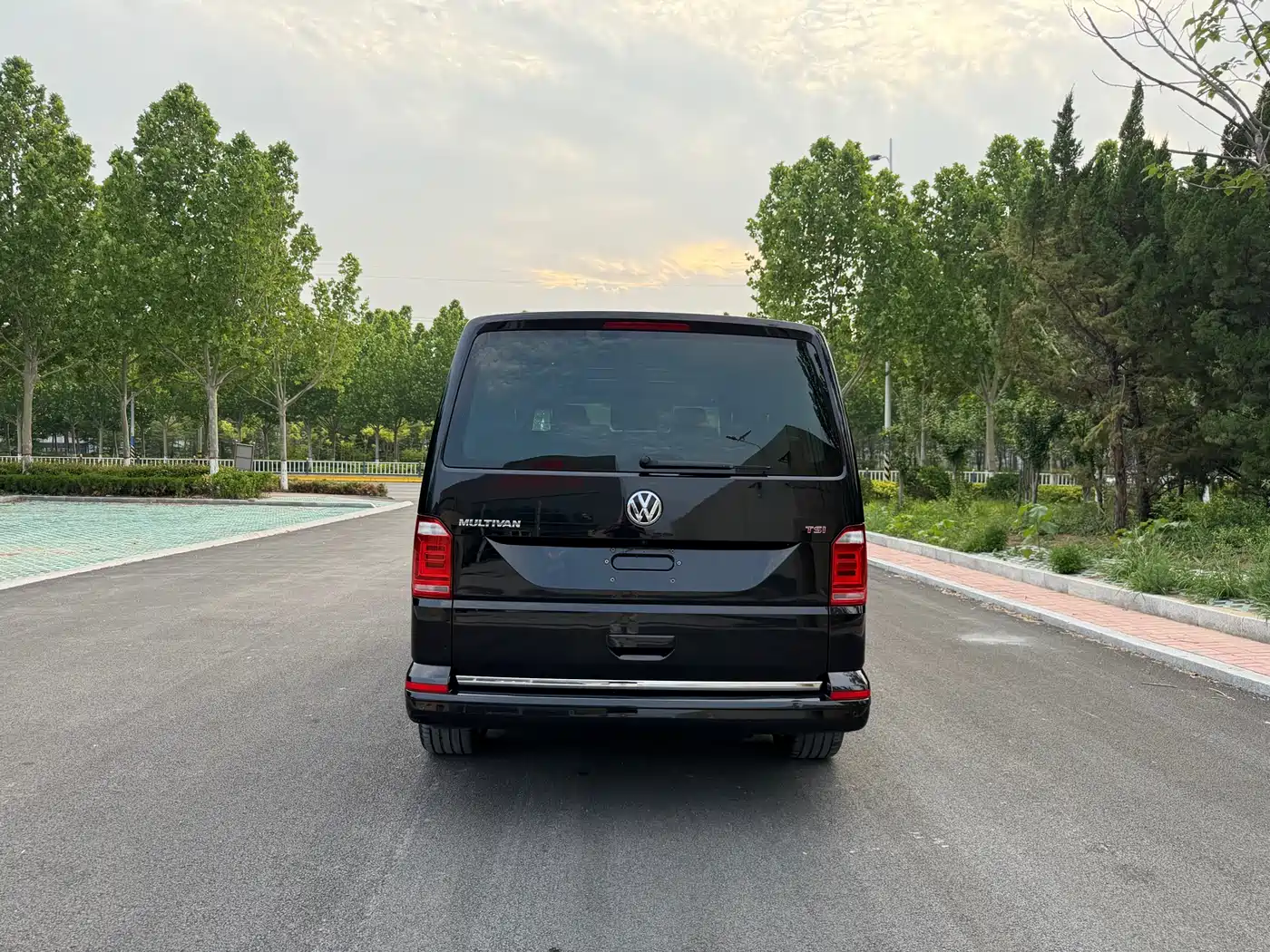 Volkswagen Multivan 2018 2.0TSI 2WD Luxury Edition 7-Seater фото 6