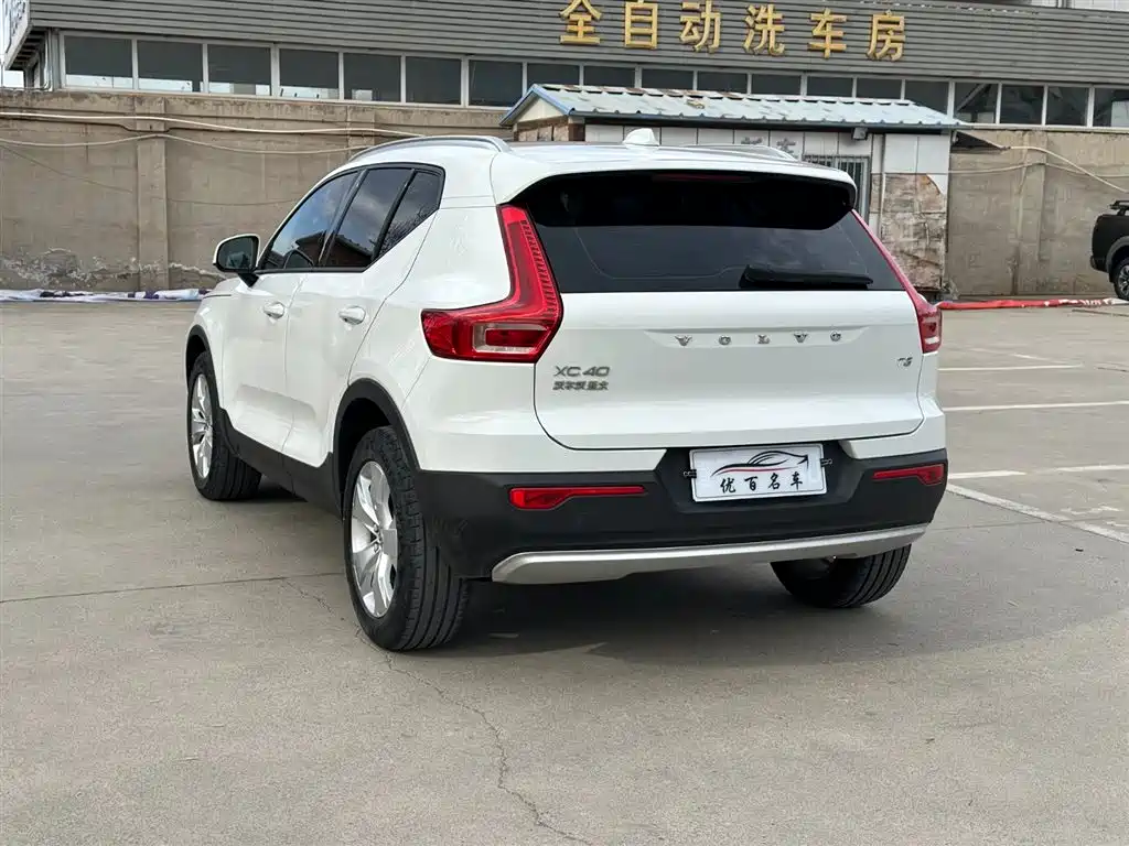 VOLVO XC40
