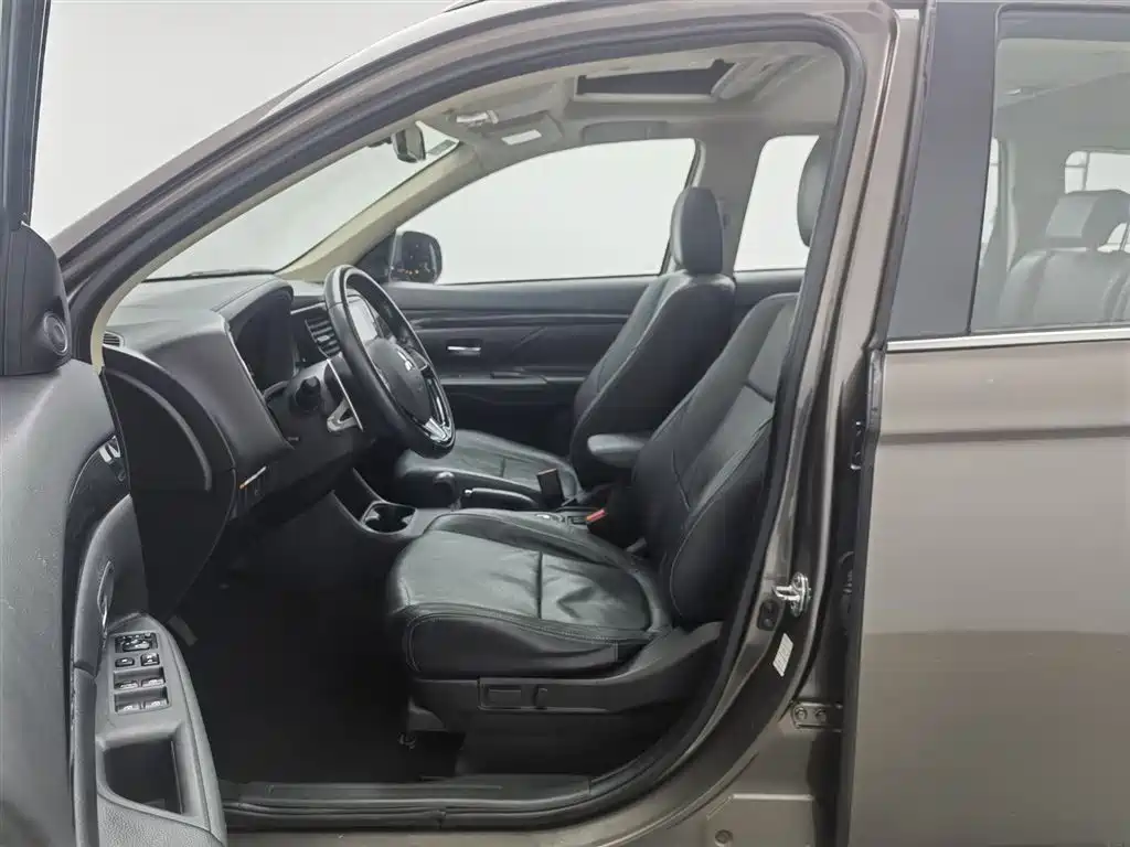 Mitsubishi Outlander 2016 2.4L 4WD Elite Edition 5-seater фото 10