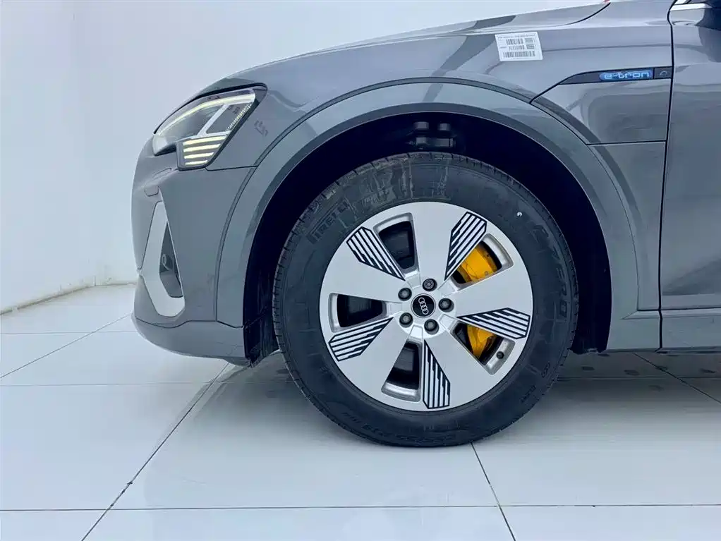 AUDI E TRON