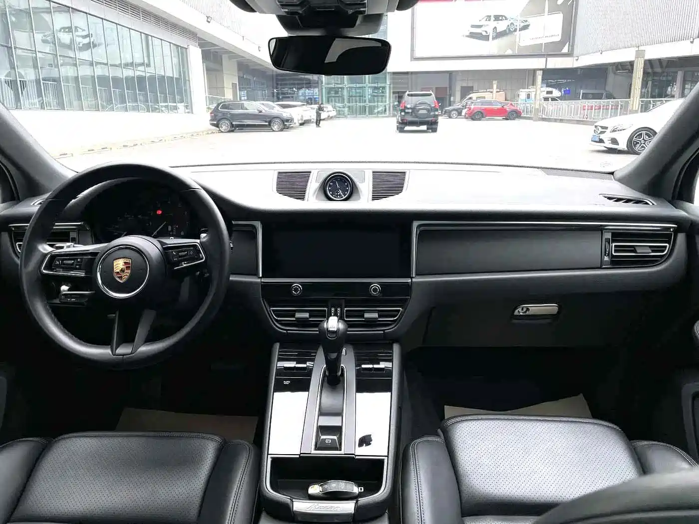 PORSCHE MACAN