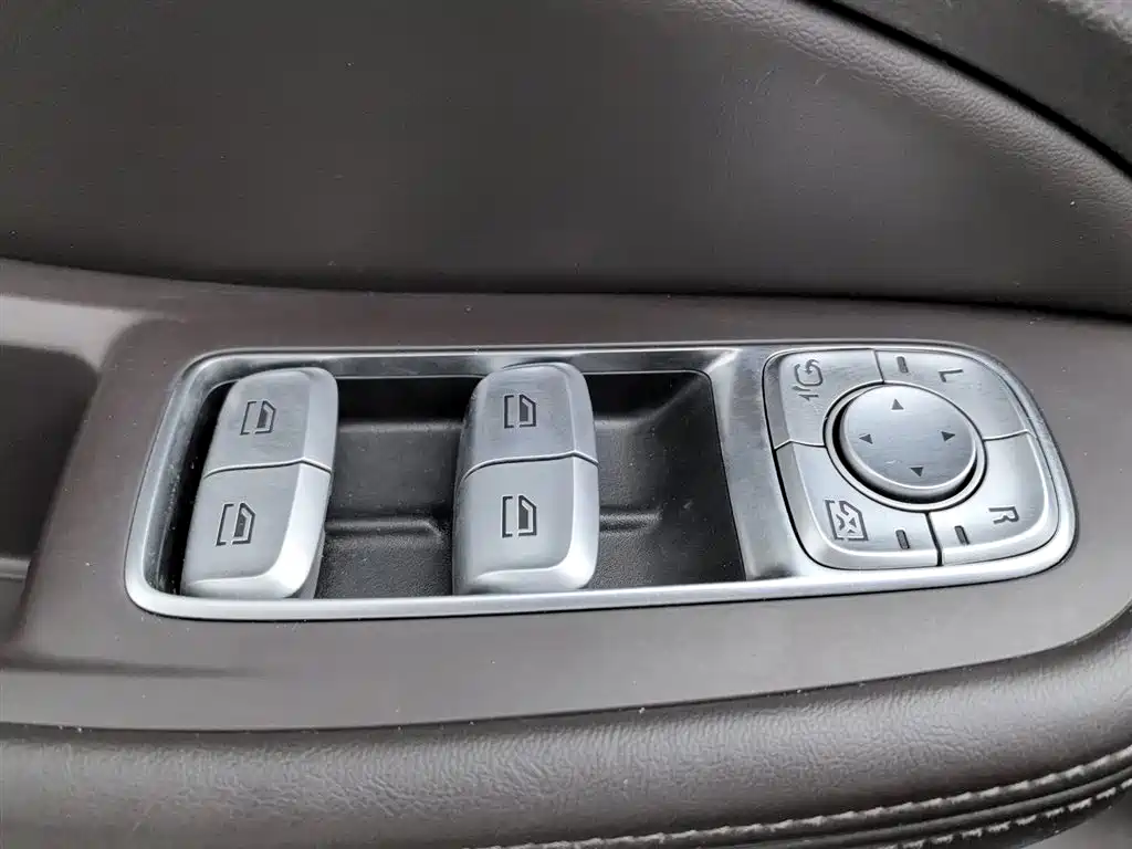 Roewe RX8 2019 30T Intelligent Internet 2WD Flagship Edition фото 9