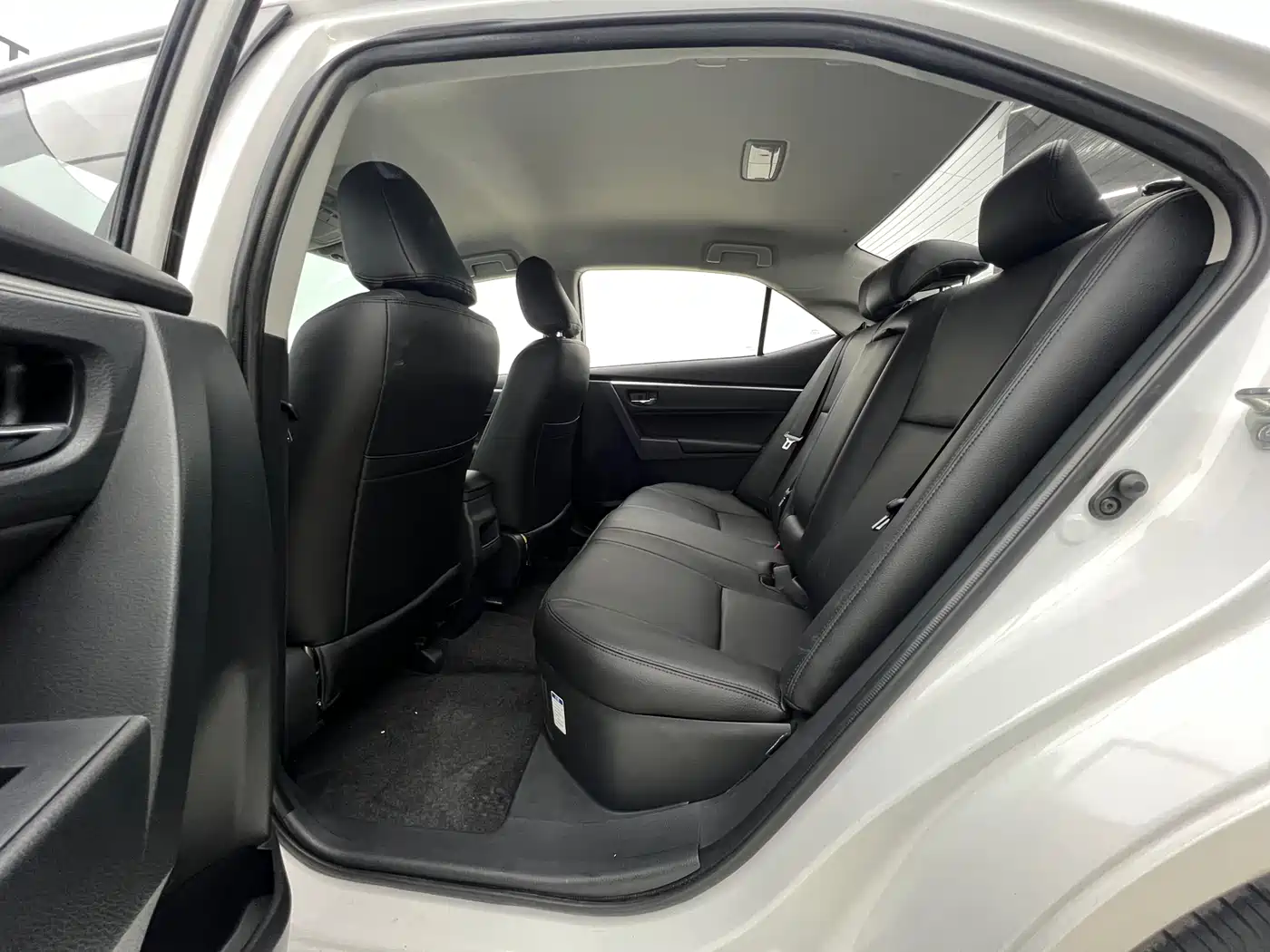 Toyota Corolla 2018 Hybrid 1.8L E-CVT Smart Edition фото 15