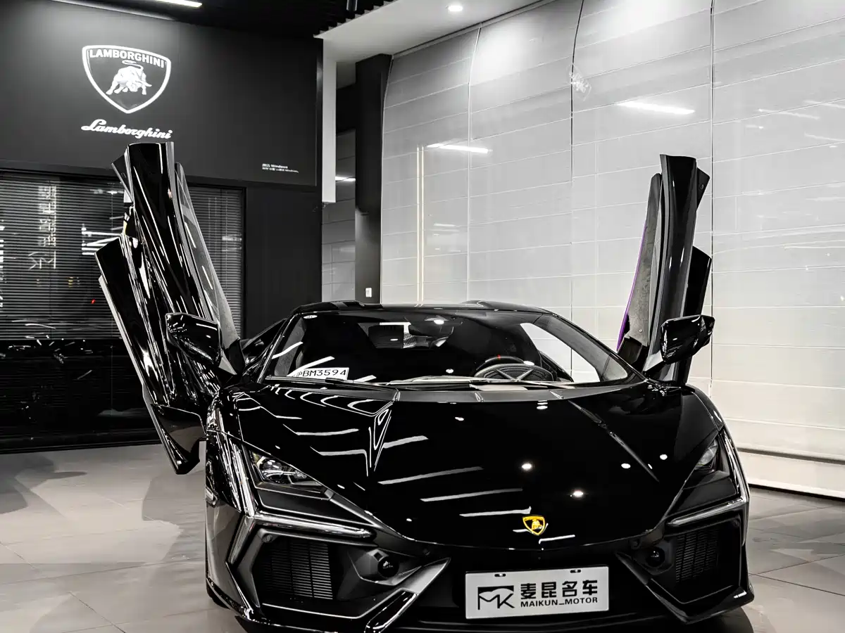 LAMBORGHINI REVUELTO