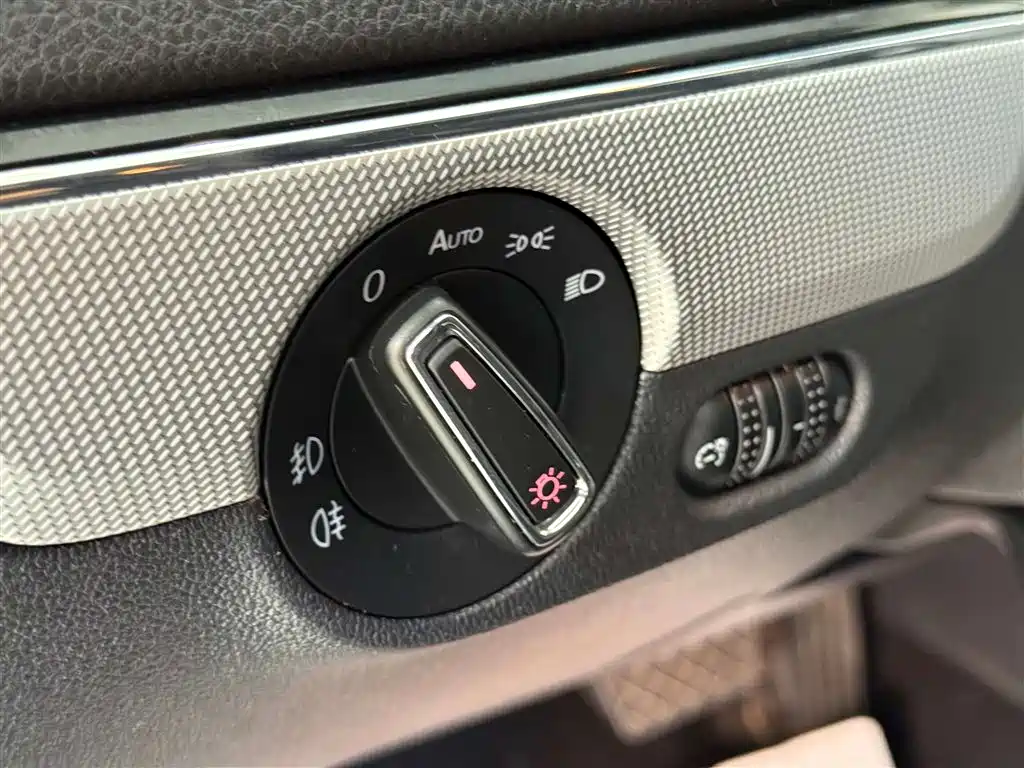Volkswagen Sagitar 2018 1.6L Automatic Comfort фото 19