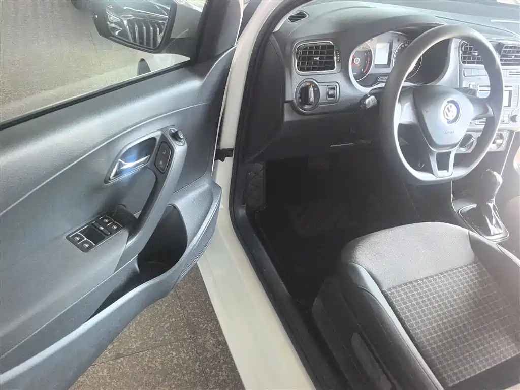Volkswagen Polo 2014 1.6L Automatic Comfort Edition фото 16