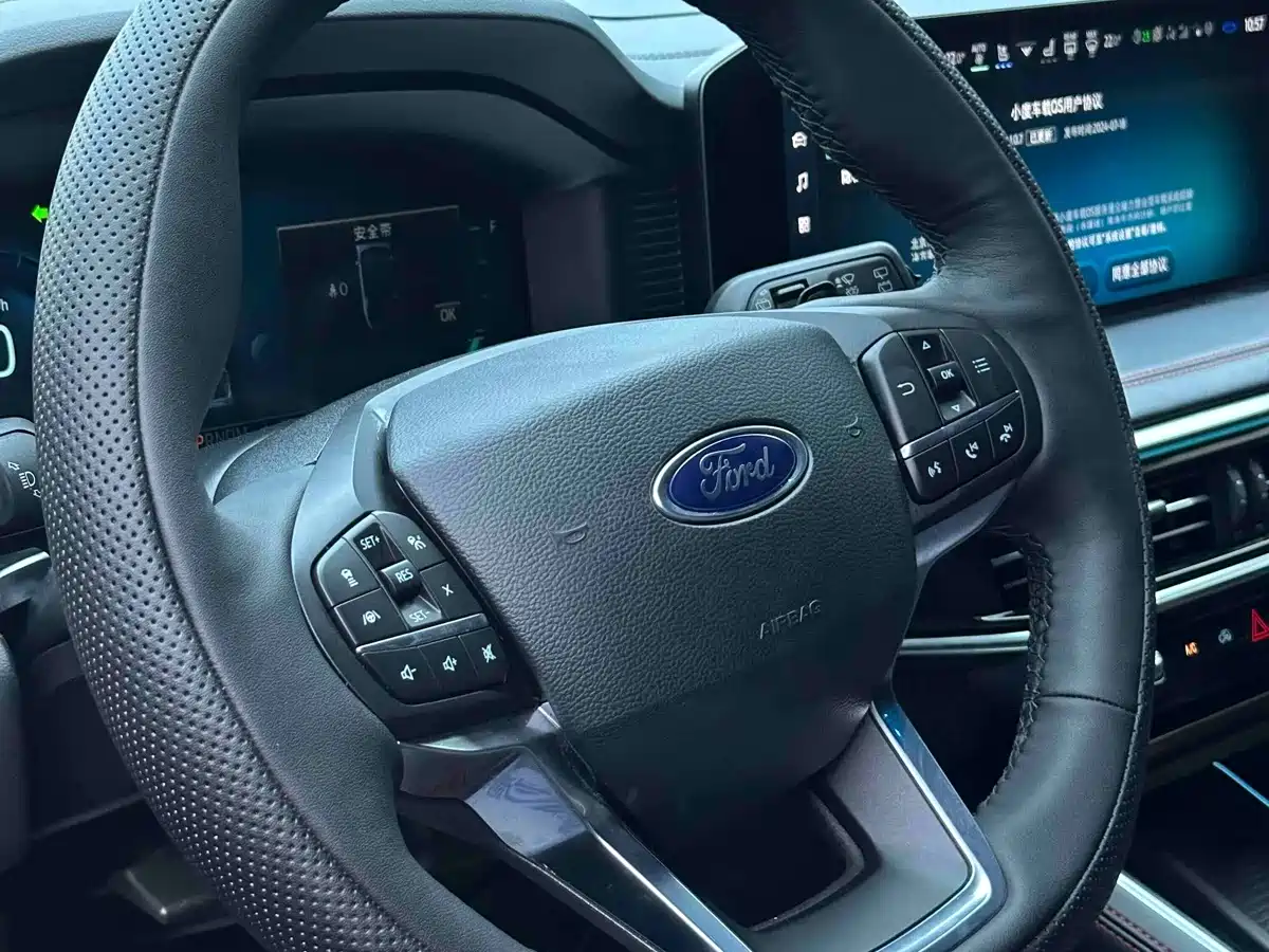Photo 3 - Ford Explorer