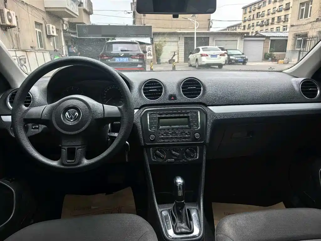 Volkswagen Jetta 2015 1.6L Automatic Luxury фото 8
