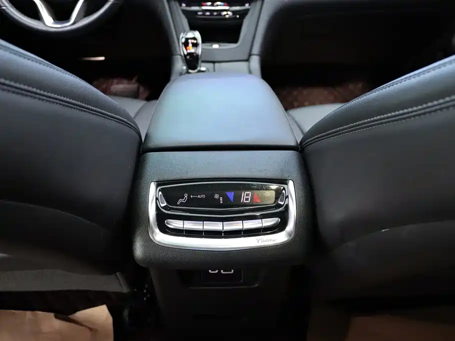 Фото 16 - Cadillac XT6