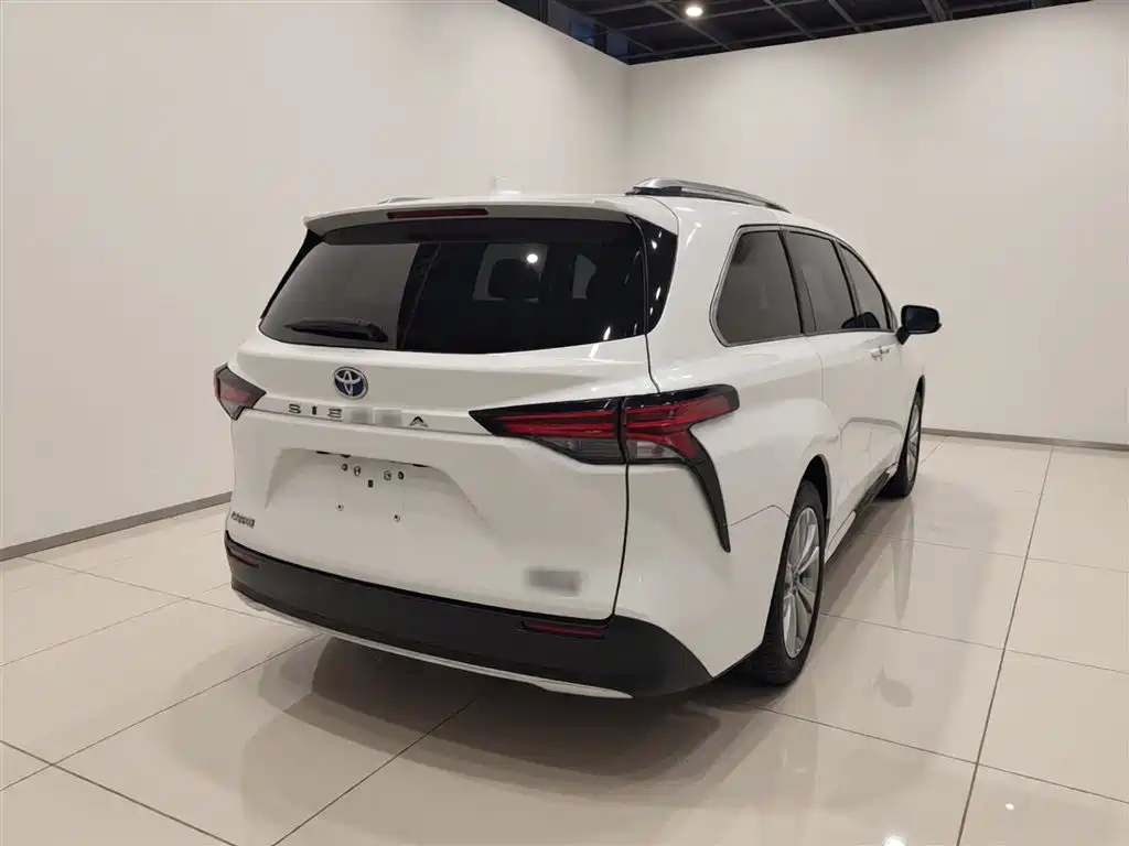 Toyota Sienna 2023 2.5L Hybrid Premium Edition фото 7