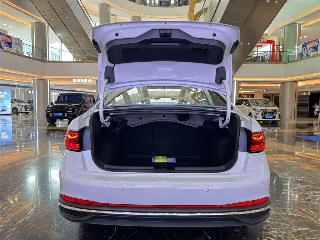 Volkswagen Sagitar 2025 Model Year Facelift 300TSI DSG Soaring Edition фото 11