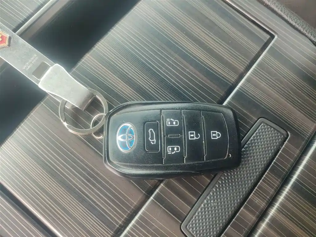 Toyota Sienna 2023 2.5L Hybrid Platinum Edition фото 17
