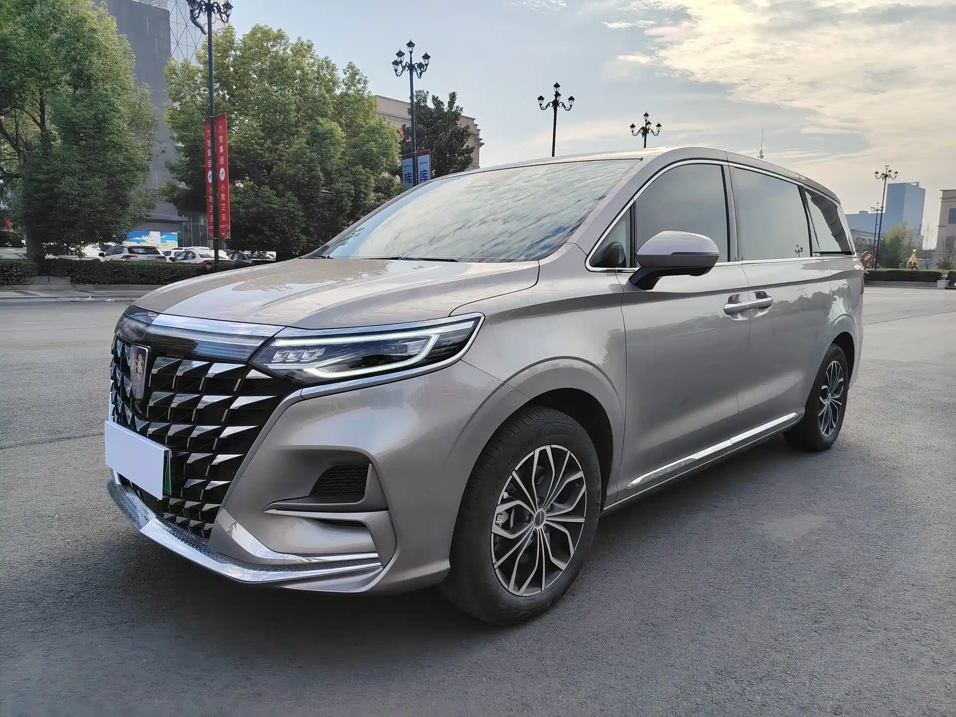 Фото 1 - Roewe iMAX8 EV