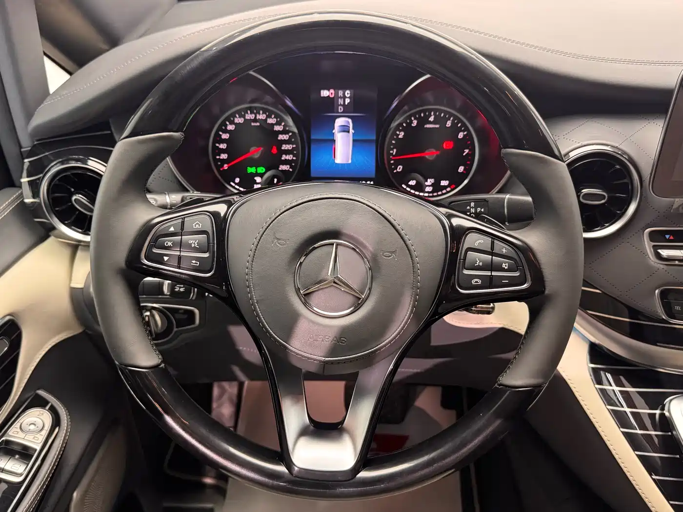 Mercedes-Benz V-Class 2022 V 260 L Long Wheelbase Luxury Edition фото 12