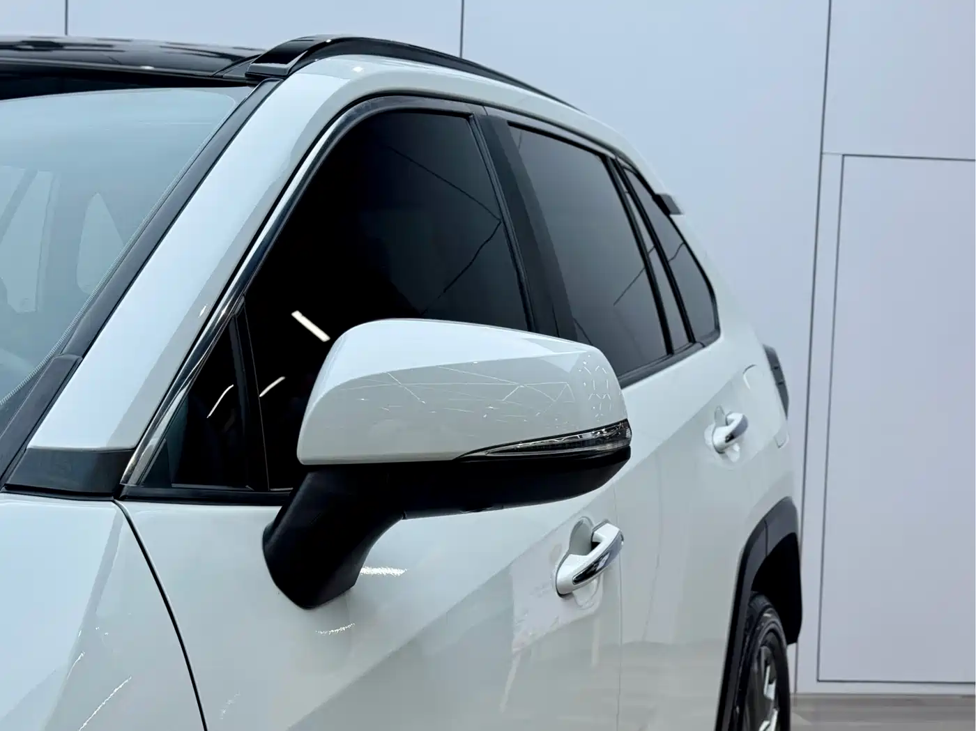 Toyota Wildlander 2023 Hybrid 2.5L E-CVT AWD Premium Edition фото 27