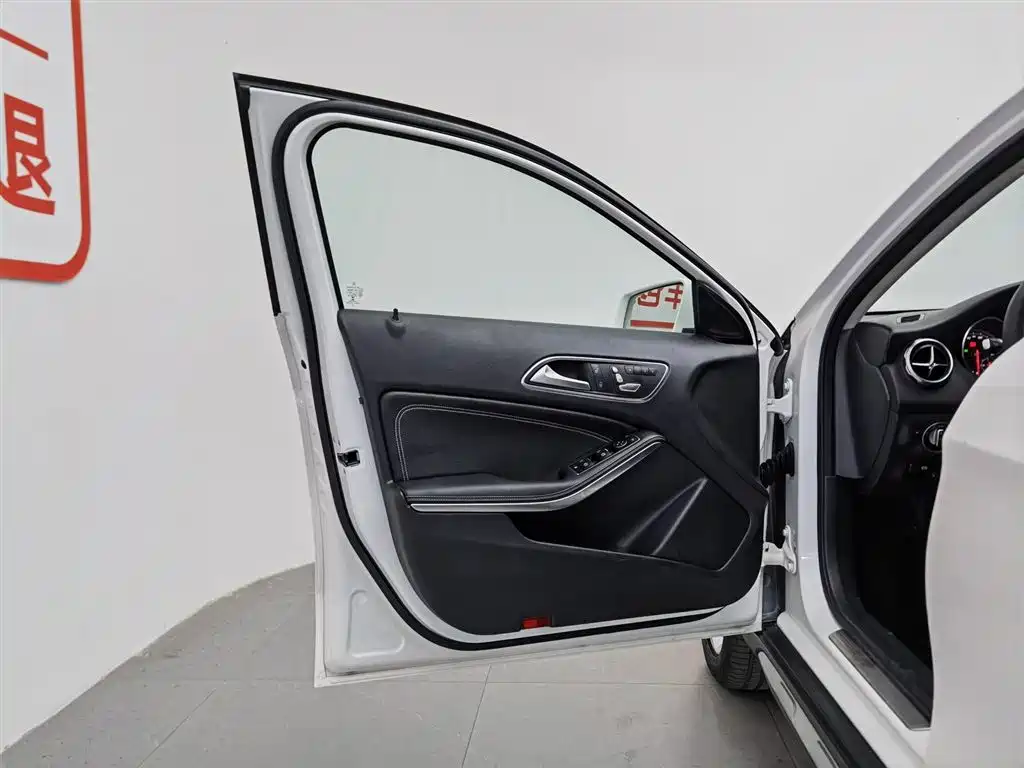 Mercedes-Benz GLA 2017 GLA 200 Dynamic фото 8