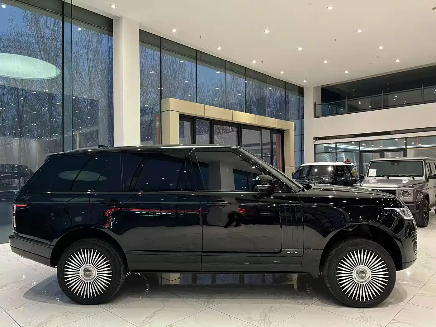 Land Rover Range Rover 2019 3.0 SC V6 Heritage Extended Edition фото 5