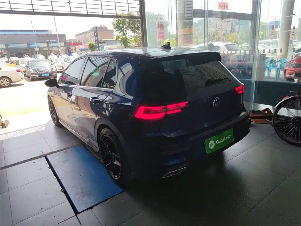 VOLKSWAGEN GOLF