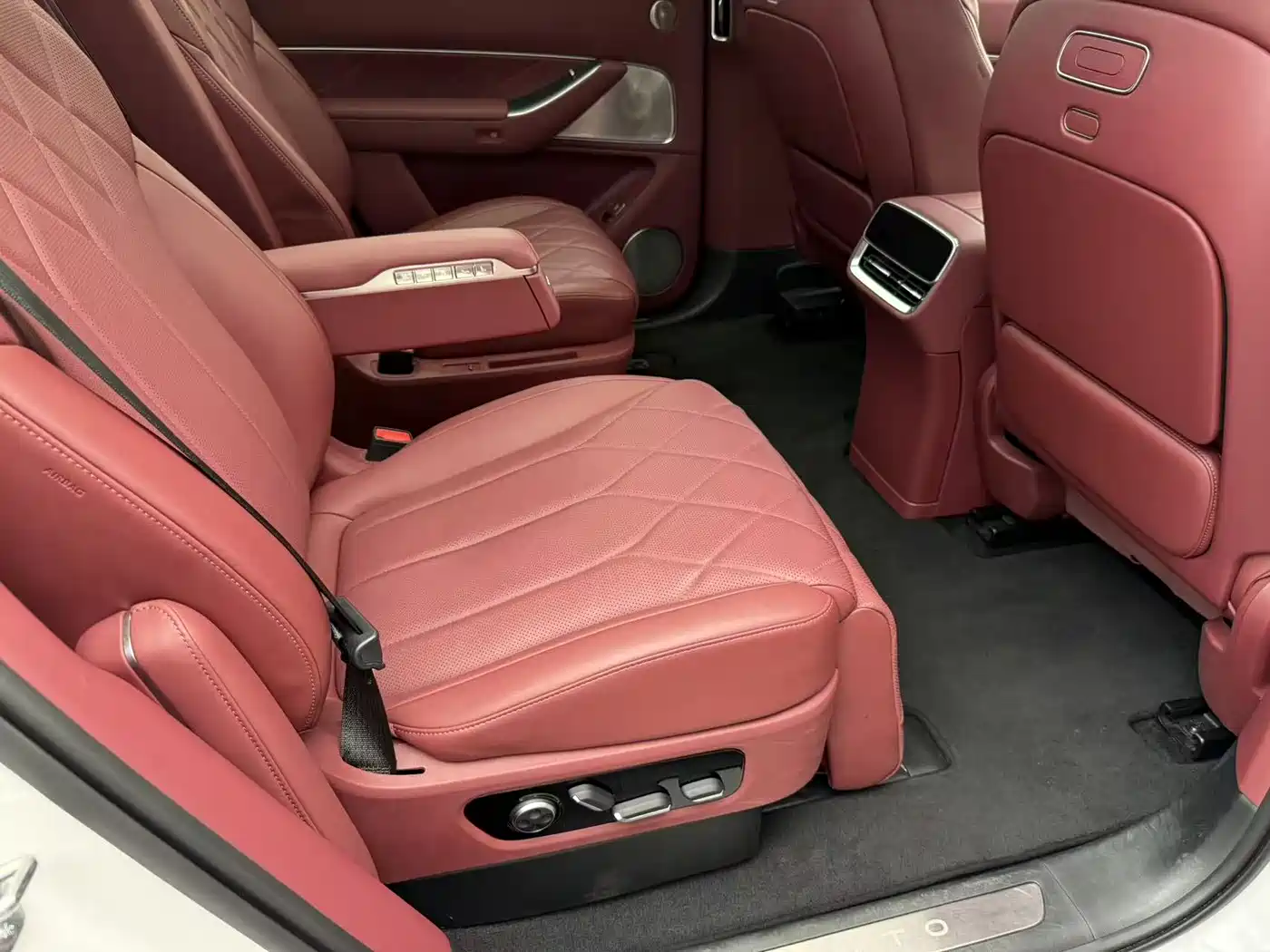 AITO Wenjie AITO M8 2025 Extended Range Ultra 53.4kWh 6-Seater фото 13
