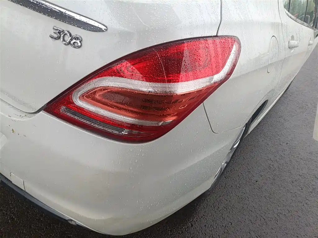 Peugeot 308 2014 Model Joy Edition Classic 1.6L Automatic Superior Style фото 8