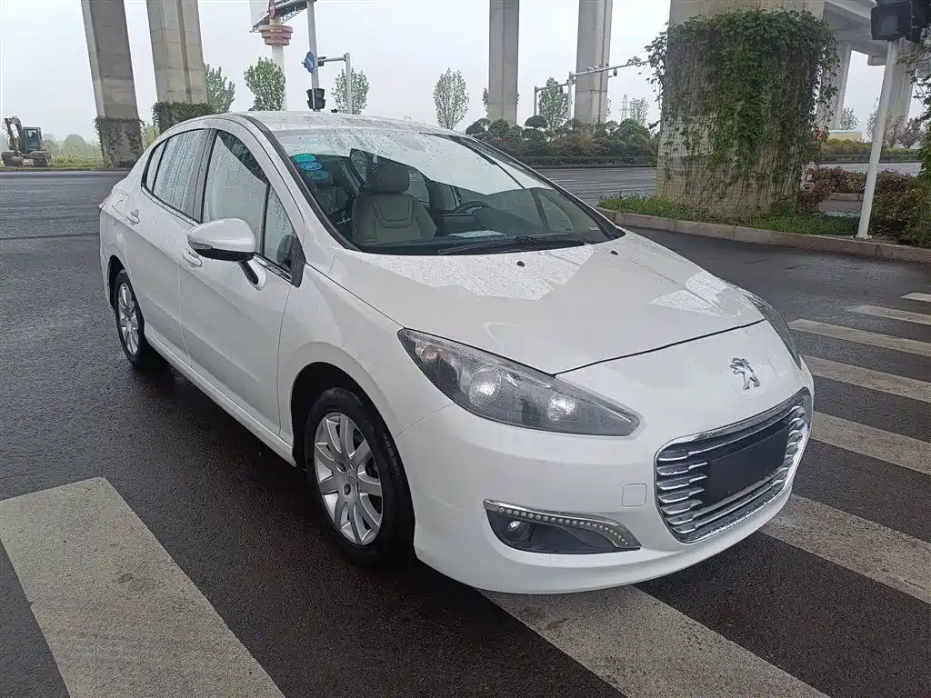 Peugeot 308 2014 Model Joy Edition Classic 1.6L Automatic Superior Style фото 4