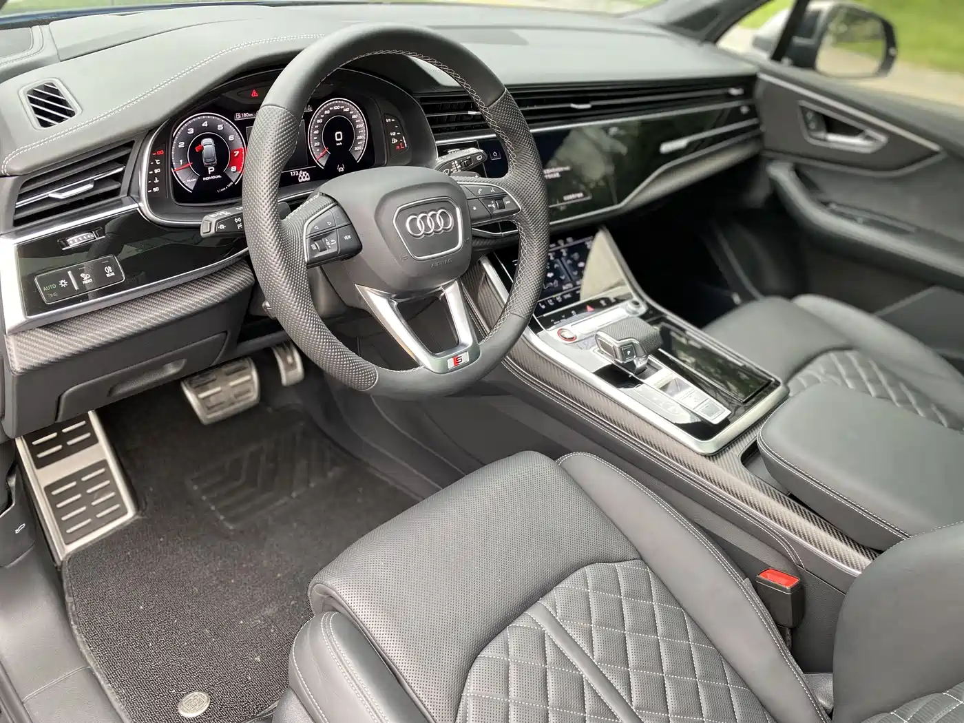 Audi SQ7 2024 4.0 TFSI фото 13