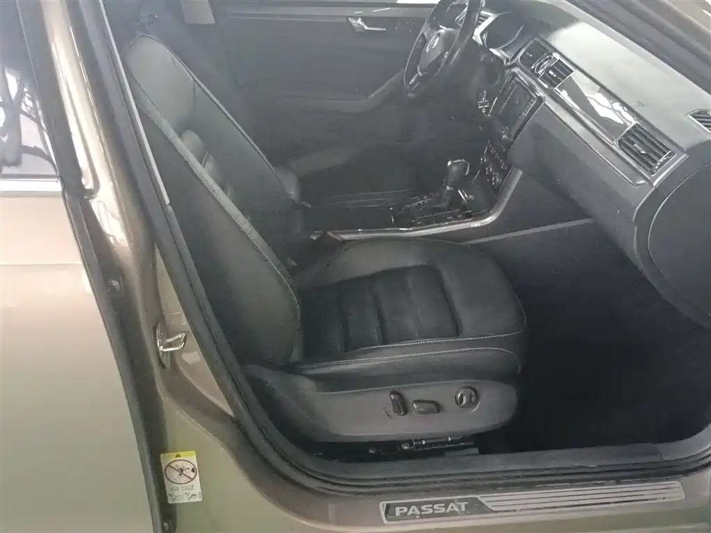Volkswagen Passat 2016 330TSI DSG Honor Edition фото 25