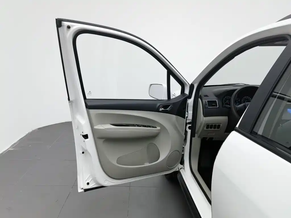 Dongfeng Fengxing Joyear XV 2016 2016 1.6L CVT Comfort