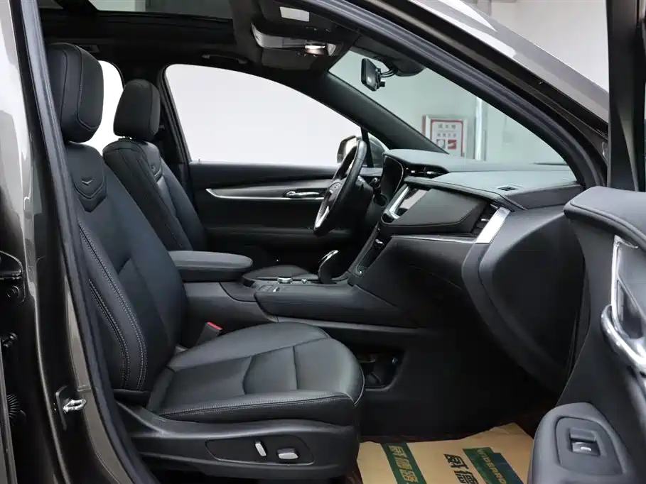 Фото 14 - Cadillac XT6