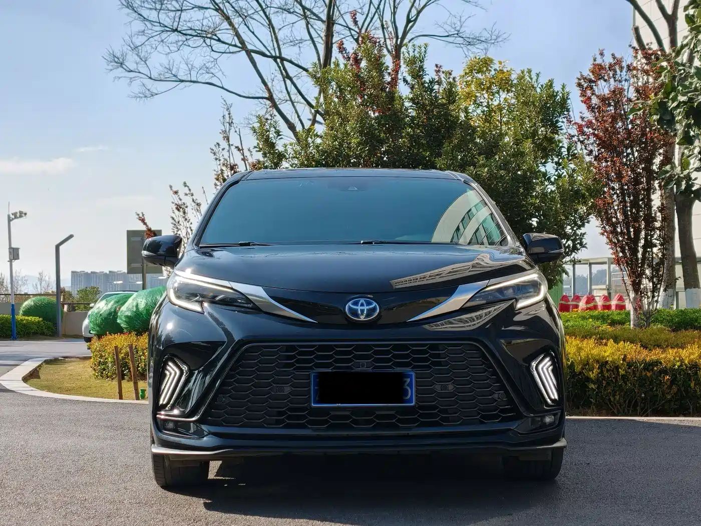 Toyota Granvia 2023 2.5L Hybrid VIP Edition фото 2