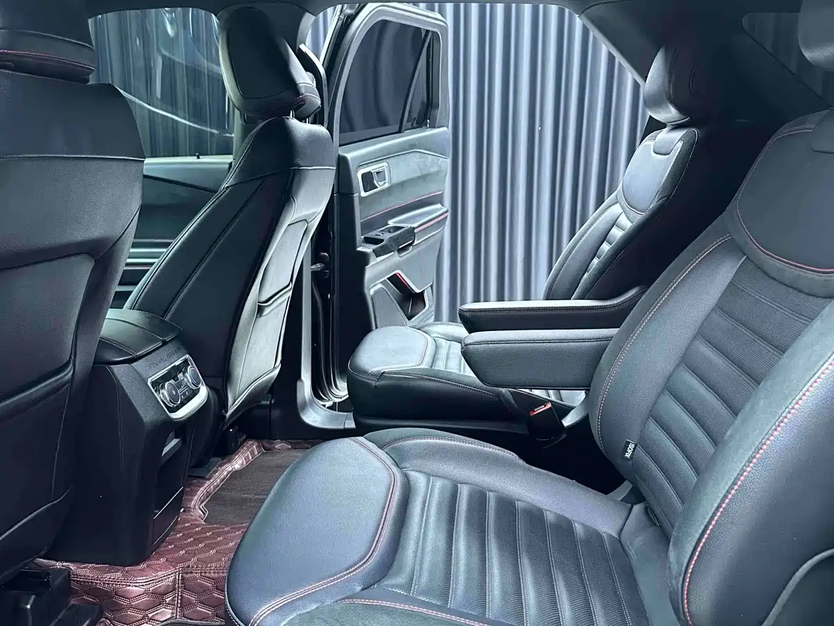 Photo 6 - Ford Explorer