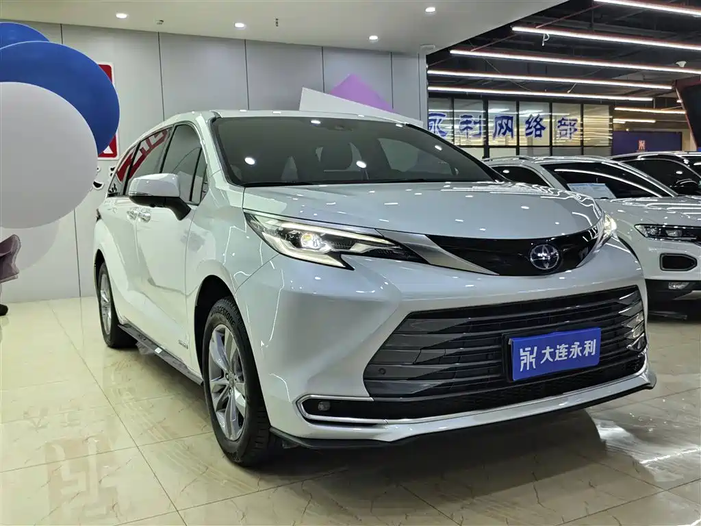 Toyota Sienna 2021 2.5L Hybrid Ultimate Edition фото 3