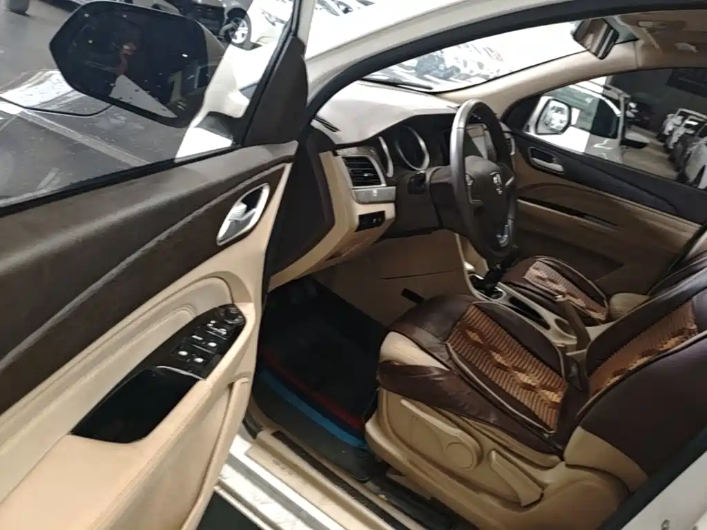 Baojun 730 2021 2019 1.5L Manual Value Edition 7-Seater China VI