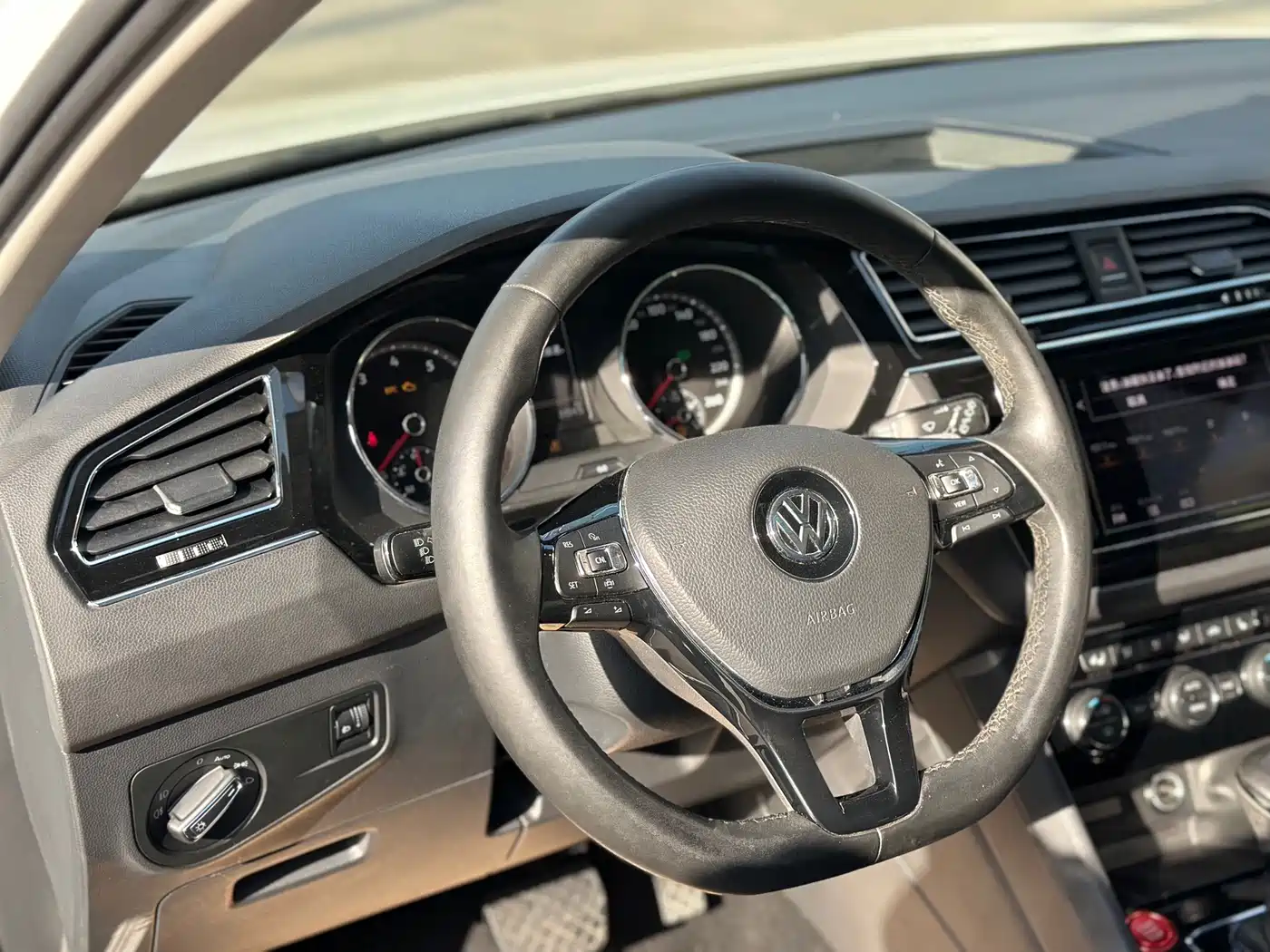 Volkswagen Tiguan L 2019 330TSI Automatic 2WD Smart Luxury Edition China VI фото 17