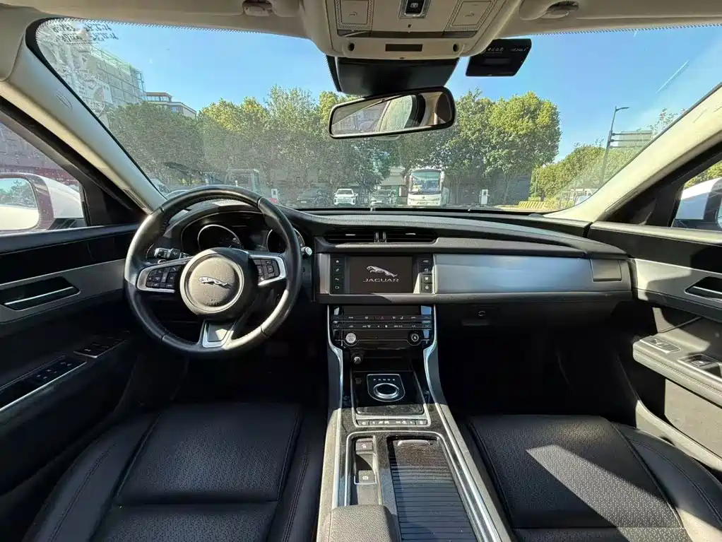 Jaguar XF 2019 2018 XF Sportbrake 2.0T 250PS 2WD Elegance Edition