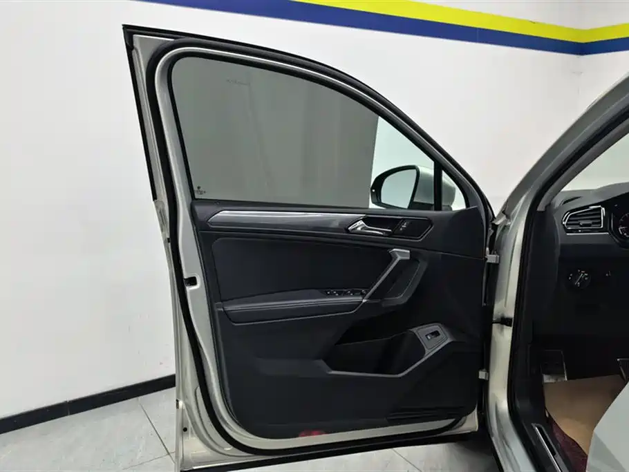 Volkswagen Tiguan L 2021 330TSI Automatic 2WD R-Line Premium фото 7