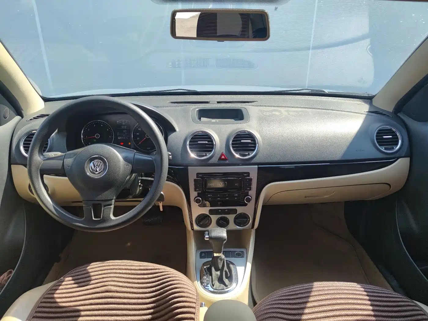 Volkswagen Lavida 2011 1.6L Automatic Pinya Edition фото 10