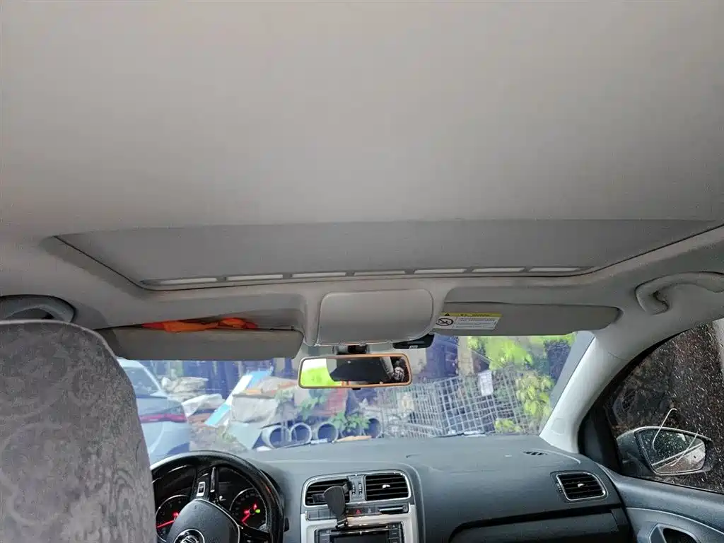 Volkswagen Polo 2016 1.6L Cross Polo Automatic фото 9