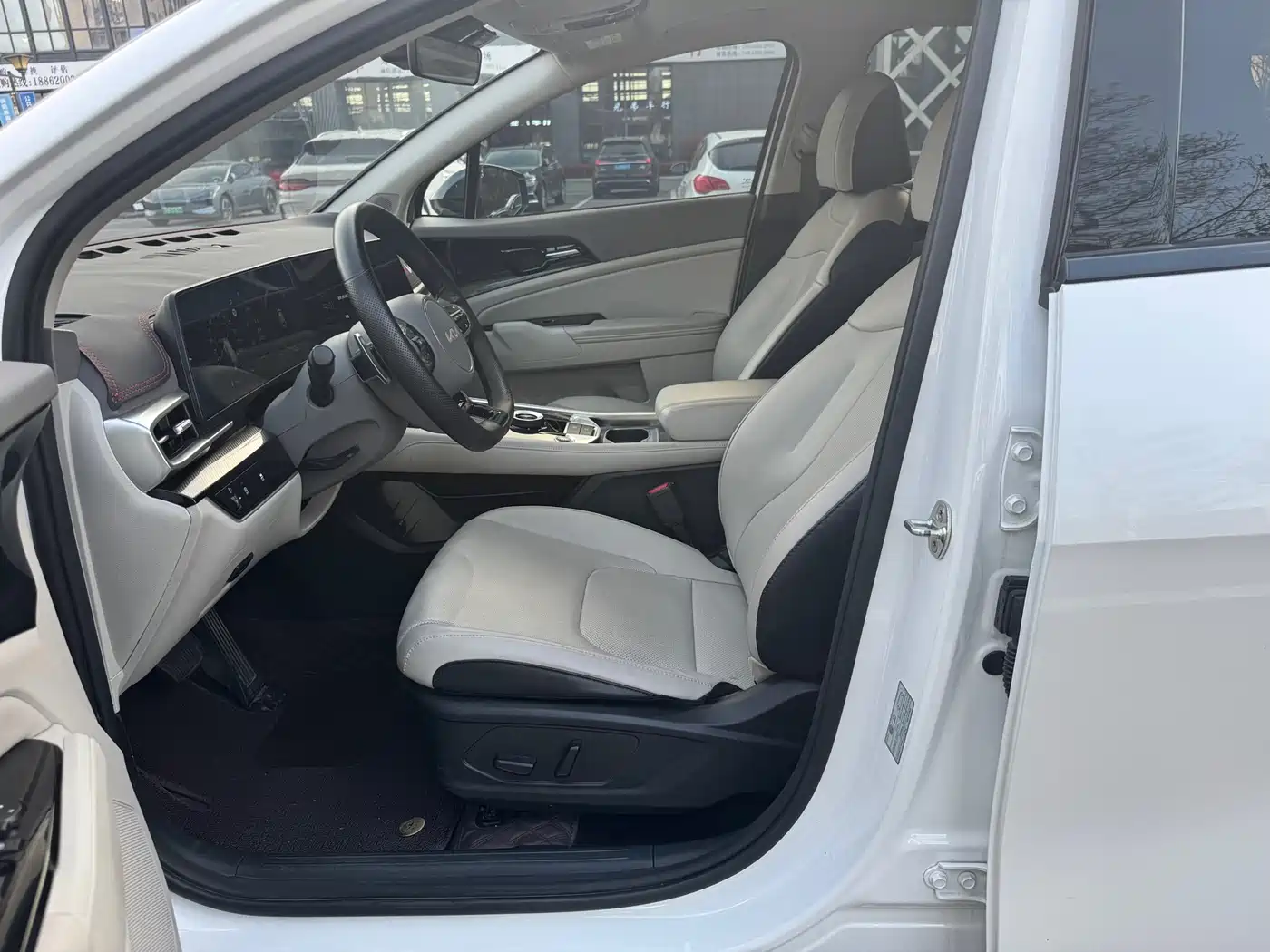 KIA LION PLATINUM EXPANDS THE WORLD