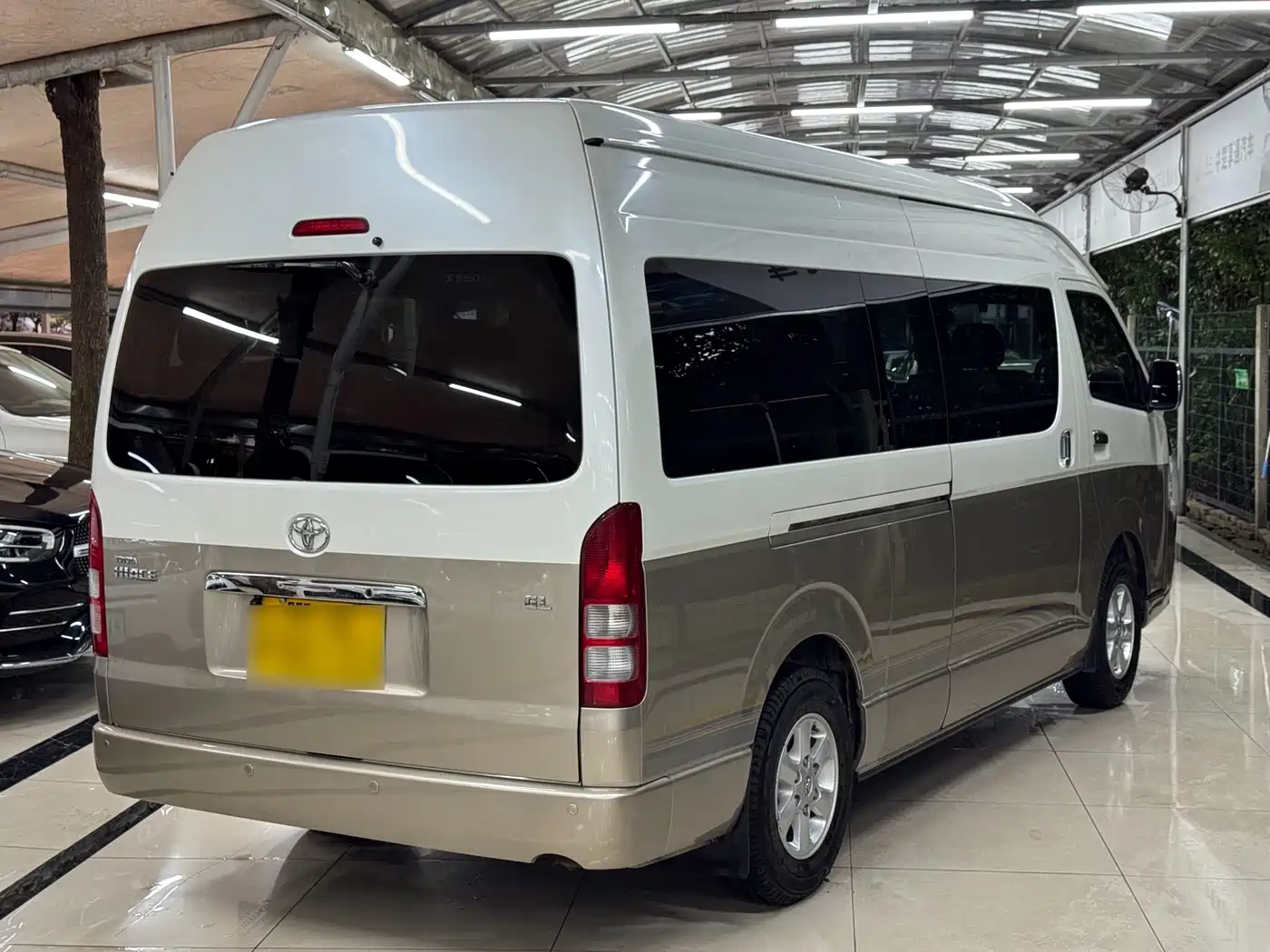 Toyota HIACE 2012 2011 2.7L Automatic Standard 13-seater