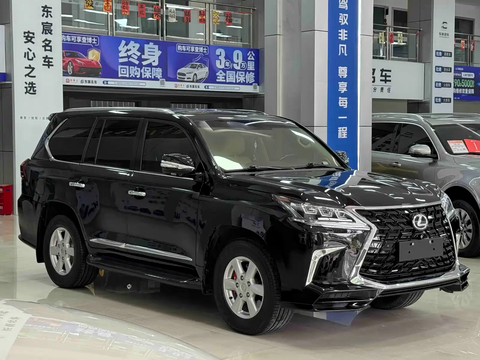 Фото 3 - Lexus LX