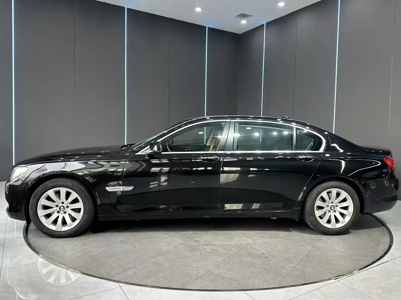 BMW 7 Series 2009 Model 740Li Leading Edition фото 4