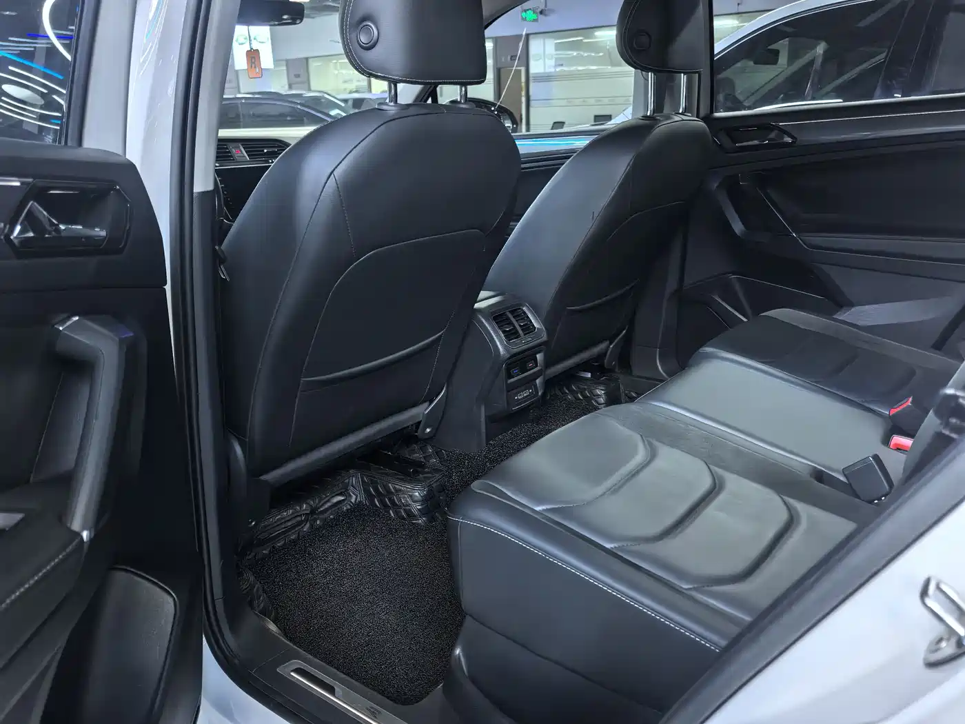 Volkswagen Tiguan L 2021 330TSI Automatic 2WD R-Line Premium фото 7