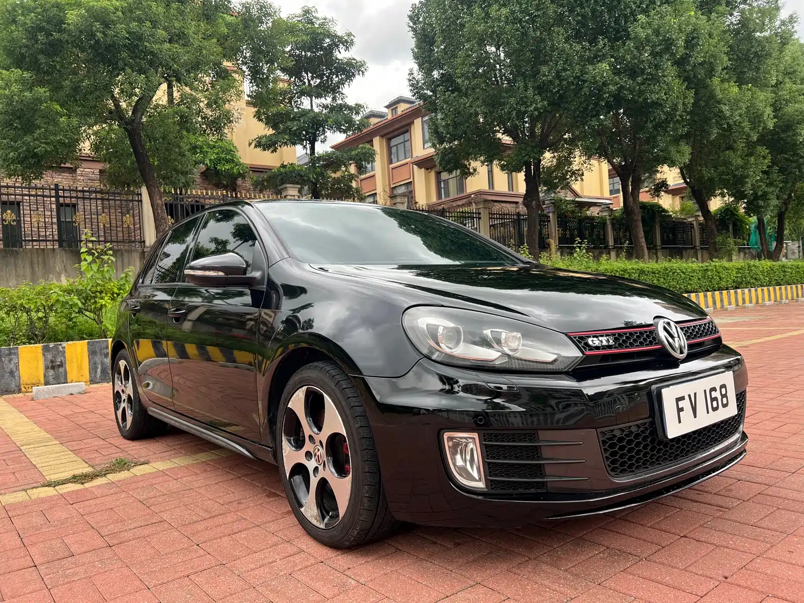Photo 3 - Volkswagen Golf GTI