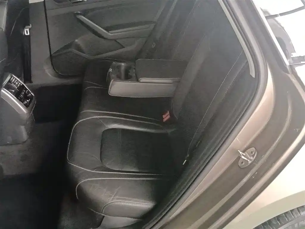Volkswagen Passat 2016 330TSI DSG Honor Edition фото 17