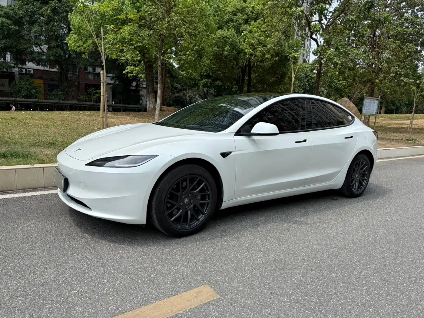 TESLA MODEL 3